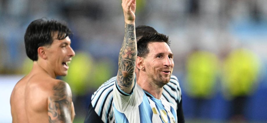 messi-en-modo-hincha:-canta-“la-cumbia-de-los-trapos”con-la-aficion-argentina-tras-el-pase-a-8vos