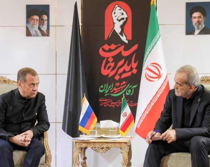 russia’s-medvedev-says-strait-of-hormuz-is-iran’s-‘nuclear-weapon’