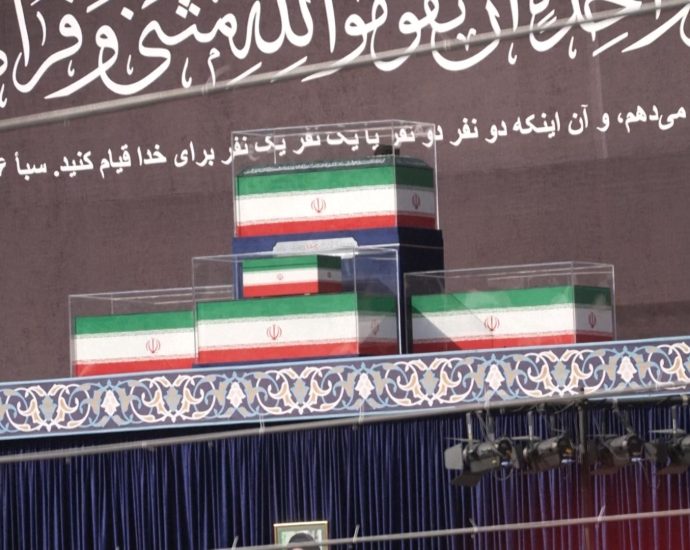 masses-of-iranians-defy-heatwave-on-second-day-of-khamenei’s-funeral