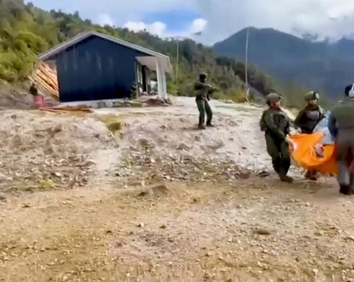 indonesian-army-recovers-us-pilot’s-body-from-papua