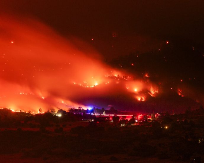 thunderstorms,-heat-and-wind-will-hamper-efforts-to-contain-colorado-wildfires
