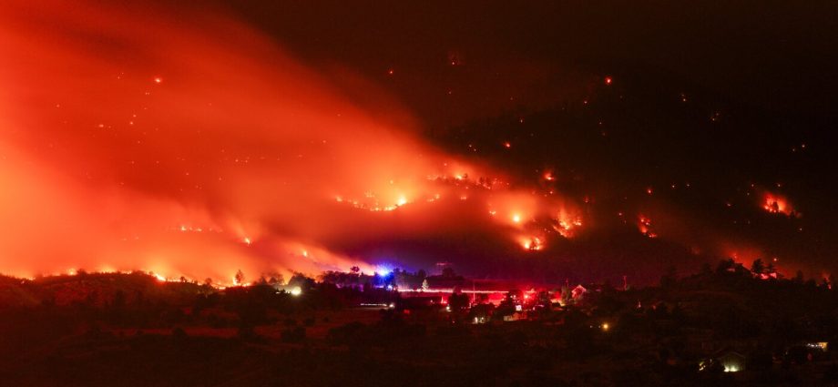 thunderstorms,-heat-and-wind-will-hamper-efforts-to-contain-colorado-wildfires