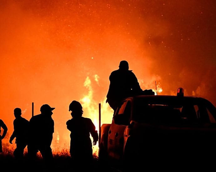wildfire-rages-in-eastern-spain,-forcing-hundreds-to-flee