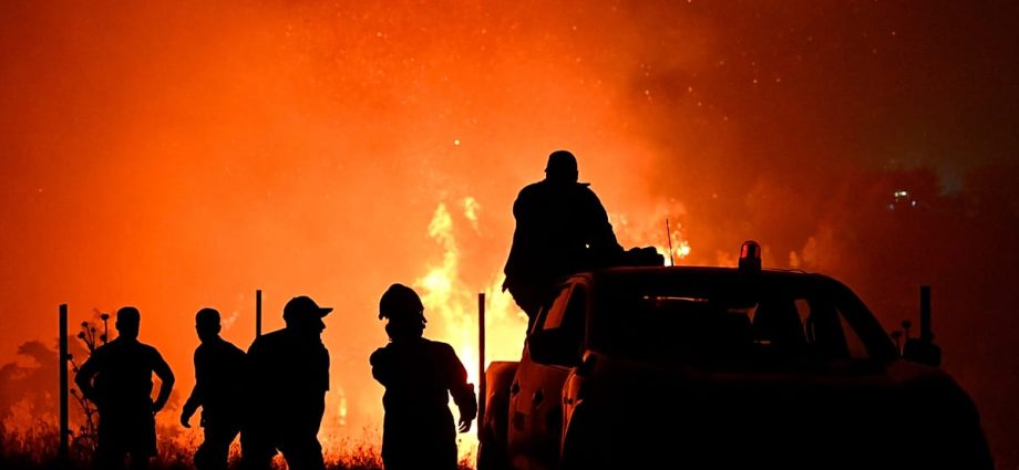 wildfire-rages-in-eastern-spain,-forcing-hundreds-to-flee