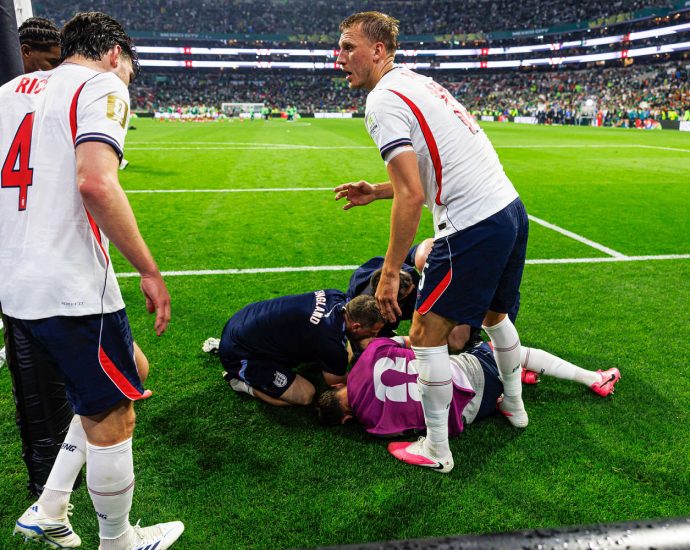 england’s-jordan-henderson-suffers-serious-injury-during-‘wonderwall’-celebration-after-world-cup-win