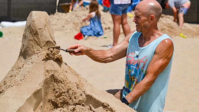 artists-create-giant-sea-animals-from-sand