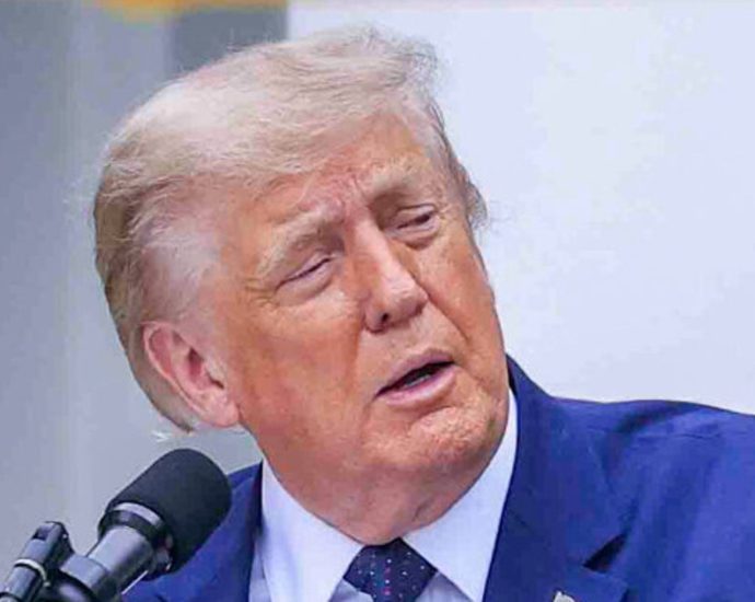 the-traitor-gets-distracted-by-giant-gold-bell-while-ringing-in-wall-street
