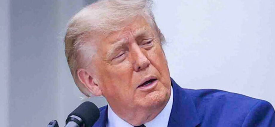 the-traitor-gets-distracted-by-giant-gold-bell-while-ringing-in-wall-street