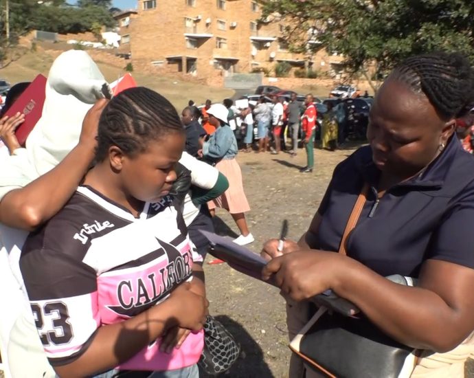 south-africans-line-up-for-jobs-after-exodus-of-foreign-workers