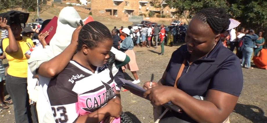 south-africans-line-up-for-jobs-after-exodus-of-foreign-workers