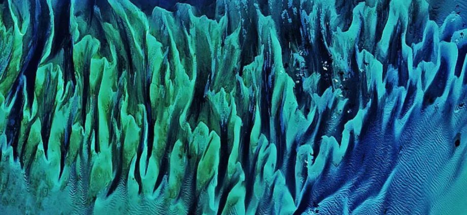 Colorful ‘painting-like’ ripples cover an ancient seafloor structure the Bahamas — Earth from space