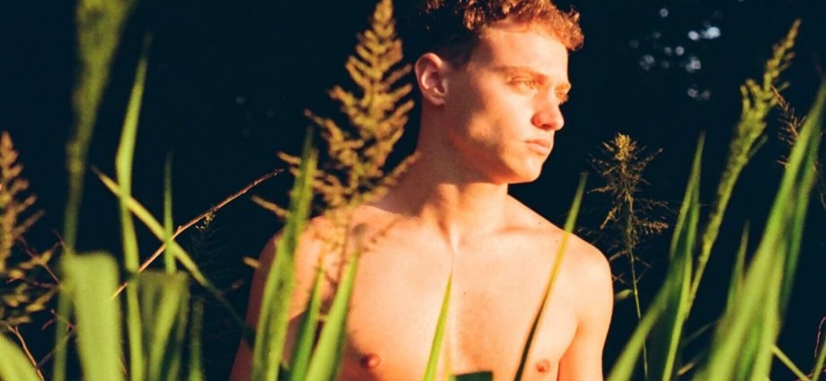 these-bare-men-in-argentina’s-wild-landscapes-are-almost-too-beautiful-to-look-away