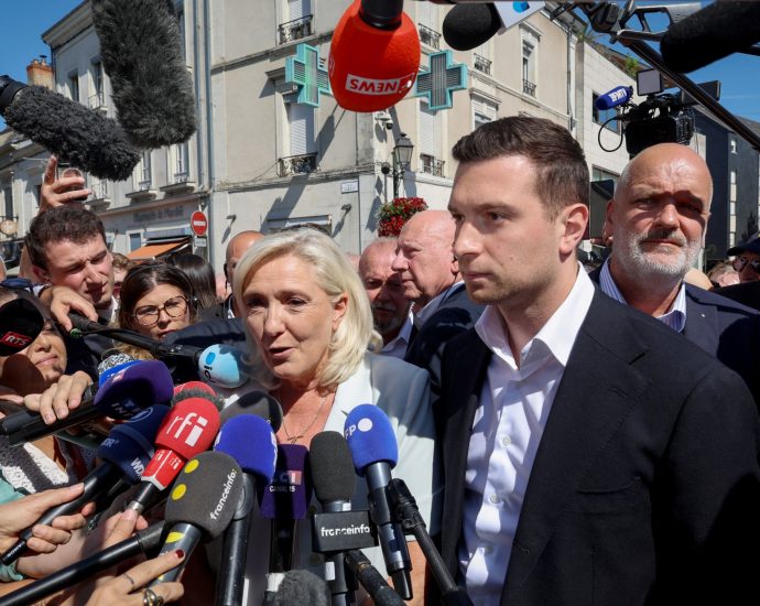 far-right-leader-le-pen-starts-campaign,-faces-mixed-reactions-in-france