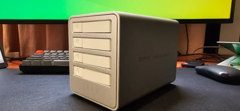 orico-88-series-4-bay-usb4-nvme-ssd-enclosure-review:-fast-storage-that-works-natively-on-linux