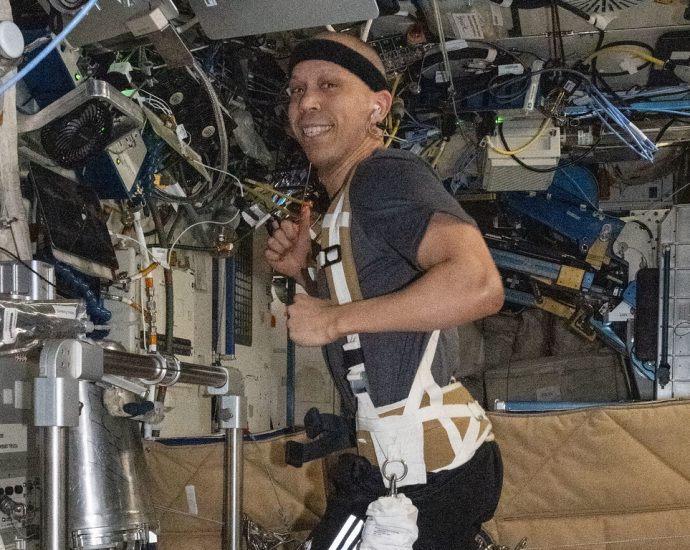 crew-works-health-checks,-cubesat-maintenance,-and-soyuz-seat-checks