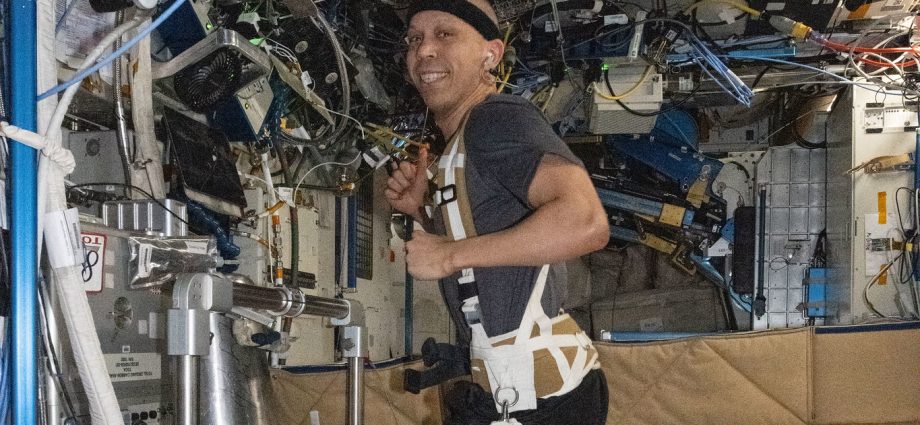 crew-works-health-checks,-cubesat-maintenance,-and-soyuz-seat-checks