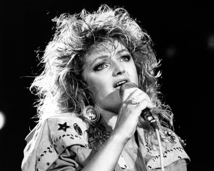 bonnie-tyler,-singer-famed-for-‘total-eclipse-of-the-heart,’-dies-at-75
