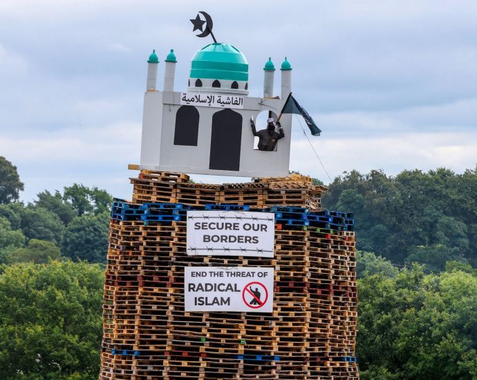 mosque-model-placed-on-top-of-northern-ireland-bonfire