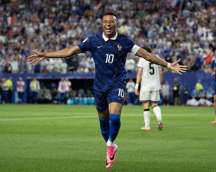 from-the-sports-desk:-rivals-france-and-morocco-meet-to-kick-off-quarterfinals