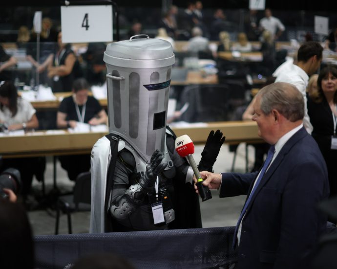 ‘not-nigel-farage’:-who-is-count-binface,-contesting-as-mp-for-clacton,-uk?
