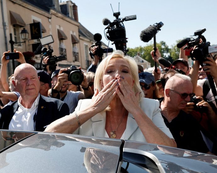 ‘she-doesn’t-give-up-that-easily’:-france’s-le-pen-eyes-the-elysee