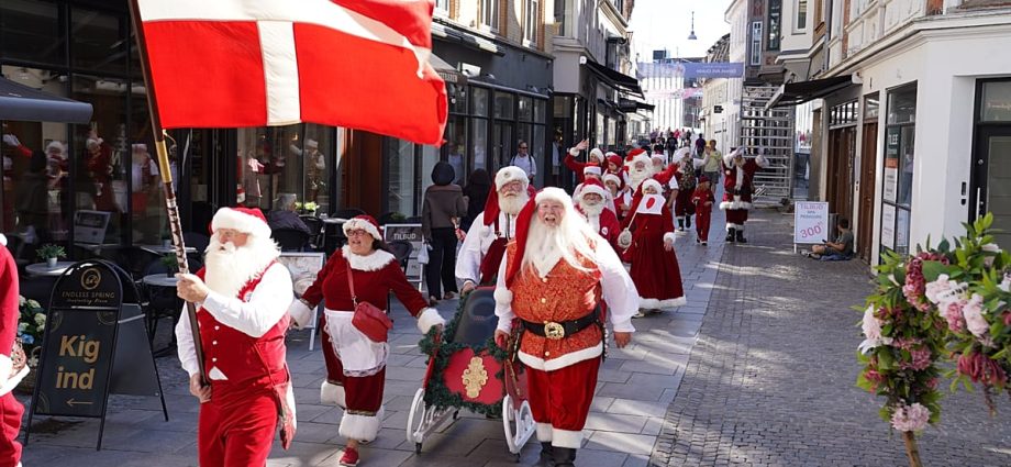 santas-fill-danish-streets-for-annual-congress