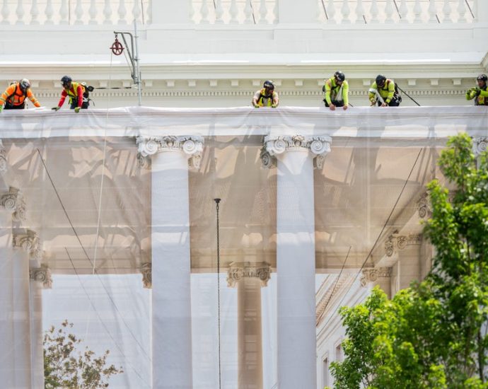giant-printed-tarps-are-now-hanging-off-the-white-house