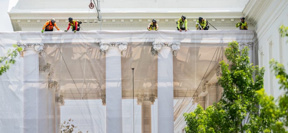 giant-printed-tarps-are-now-hanging-off-the-white-house