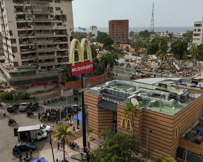 venezuelan-doctors-convert-restaurant-into-a-clinic-after-earthquake