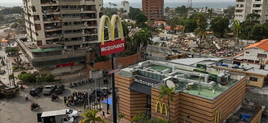 venezuelan-doctors-convert-restaurant-into-a-clinic-after-earthquake