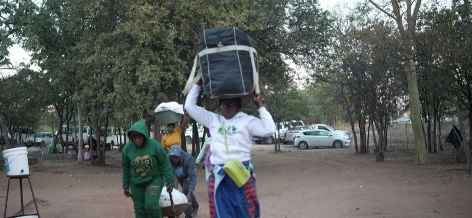 zimbabweans-return-home-amid-xenophobic-violence-in-south-africa