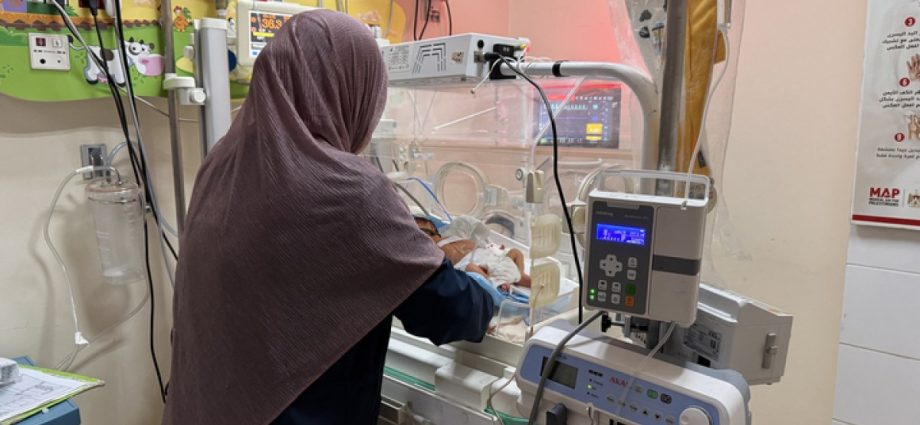 power-cuts-plunge-gaza-hospitals-into-darkness-as-israel’s-attacks-persist