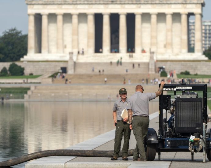 crews-are-draining-the-lincoln-memorial-reflecting-pool-again-in-more-trouble-for-the-traitor-revamp