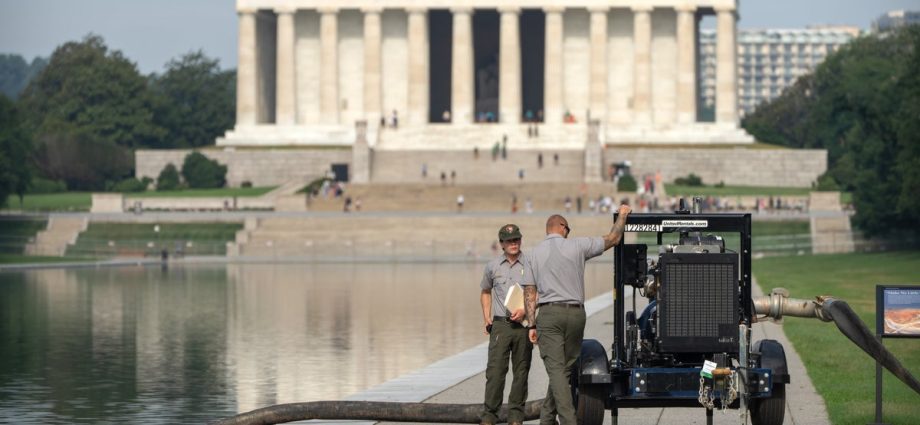 crews-are-draining-the-lincoln-memorial-reflecting-pool-again-in-more-trouble-for-the-traitor-revamp