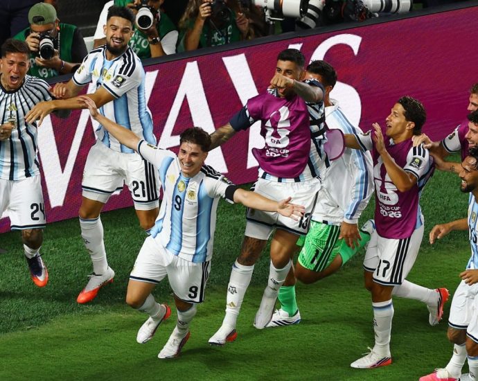 ¡golazo-de-argentina!-julian-alvarez-adelanta-a-la-albiceleste-en-tiempos-extra