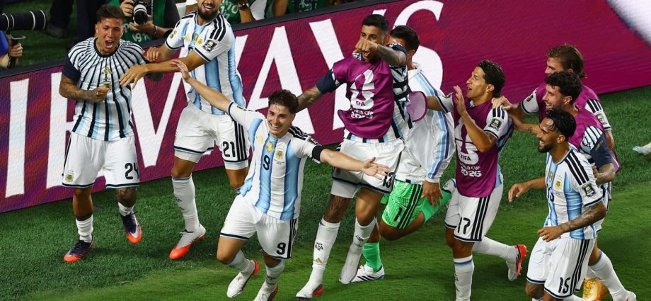 ¡golazo-de-argentina!-julian-alvarez-adelanta-a-la-albiceleste-en-tiempos-extra