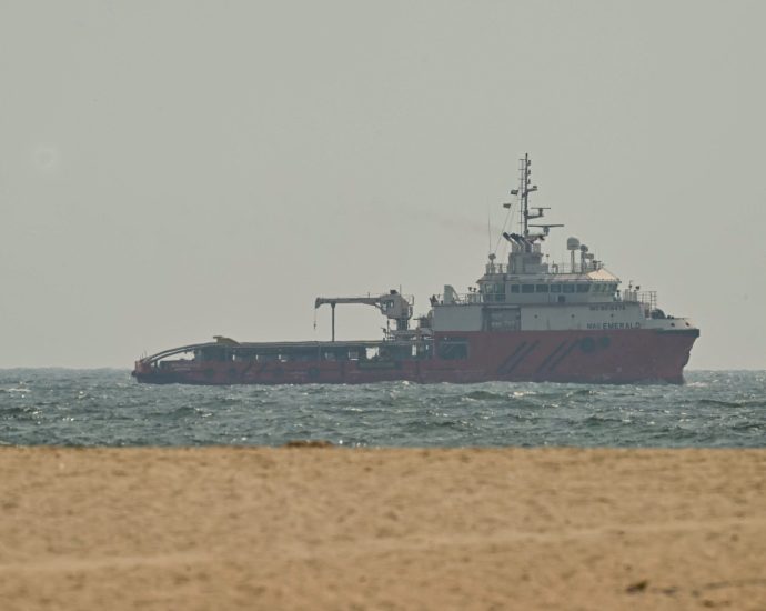 iran-war-live:-us-bombs-iranian-port-cities-as-irgc-closes-strait-of-hormuz