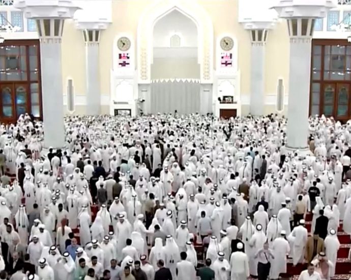 thousands-gather-to-bid-farewell-to-qatar’s-father-emir-sheikh-hamad