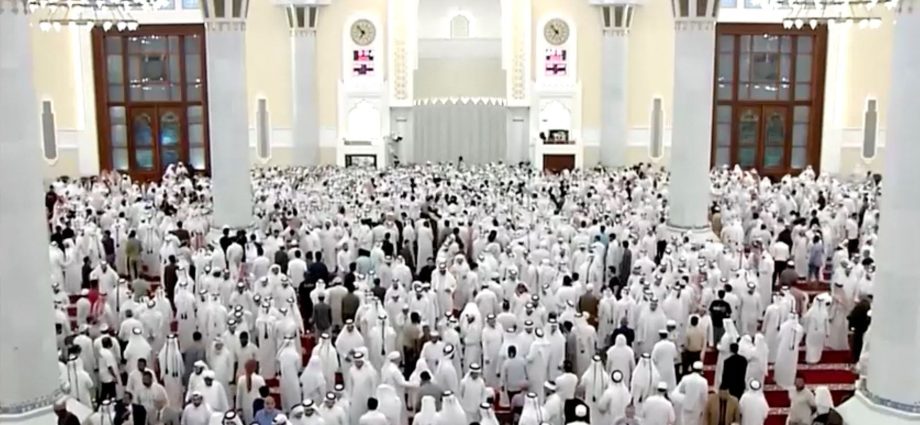 thousands-gather-to-bid-farewell-to-qatar’s-father-emir-sheikh-hamad