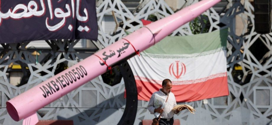 iran-war-live:-us-bombs-iranian-cities-again-as-hormuz-standoff-intensifies