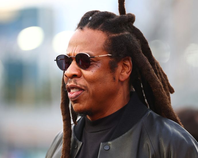 jay-z-apologizes-after-yankee-stadium-show-starts-hours-late,-says-there-was-a-safety-issue