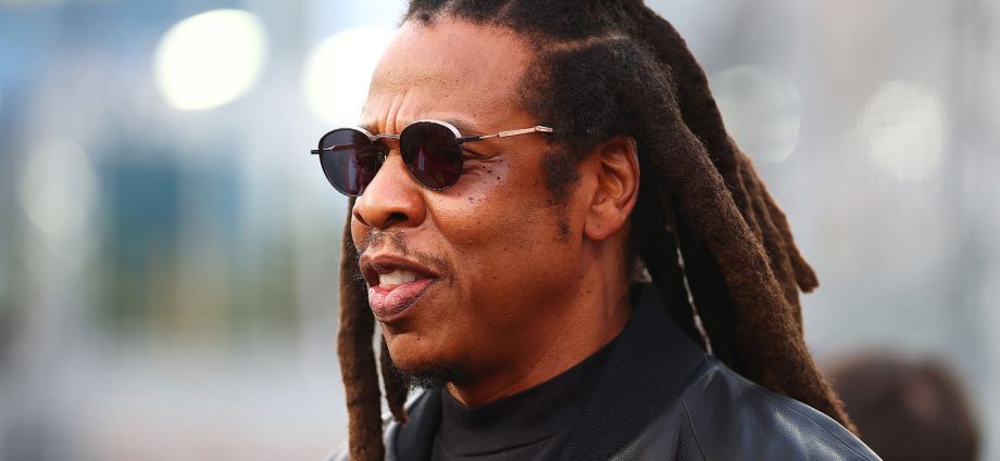 jay-z-apologizes-after-yankee-stadium-show-starts-hours-late,-says-there-was-a-safety-issue