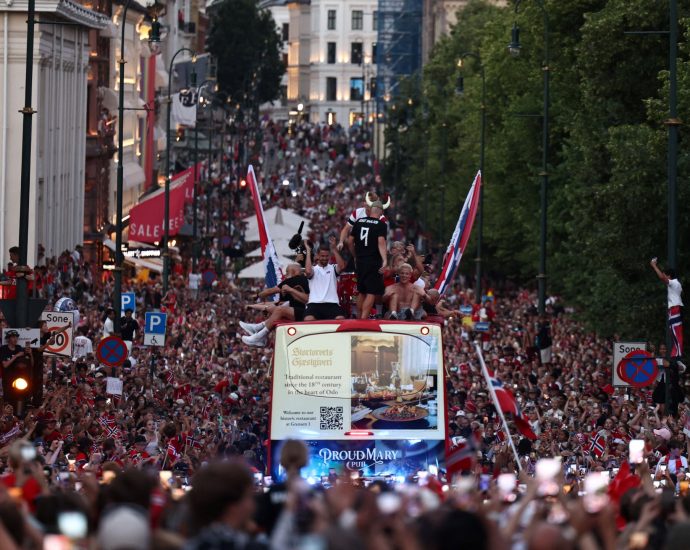 haaland’s-norway-receive-heroes’-welcome-in-oslo-after-world-cup-exit