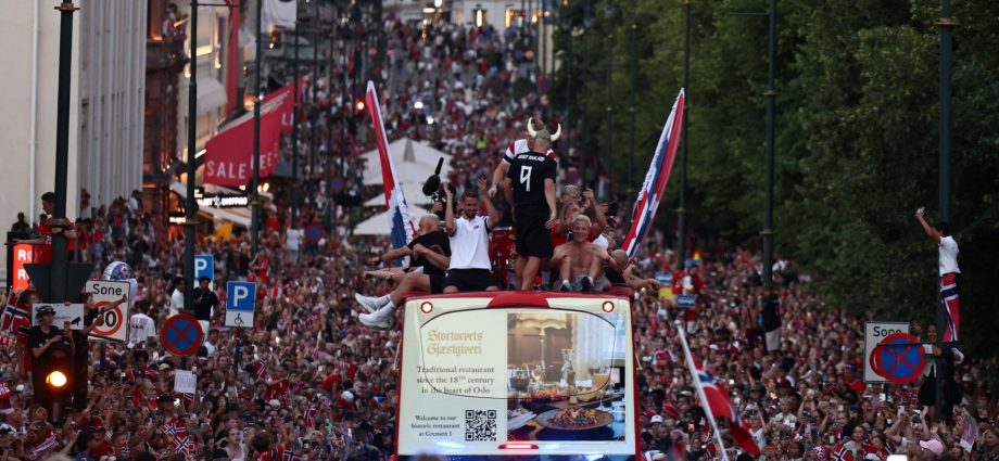 haaland’s-norway-receive-heroes’-welcome-in-oslo-after-world-cup-exit