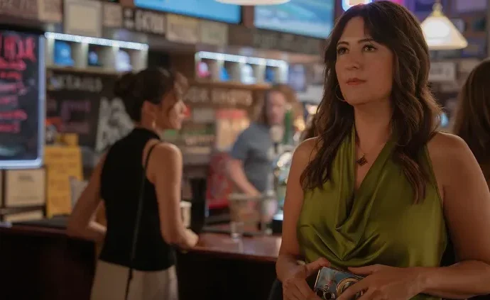 d’arcy-carden-opens-up-about-brooke’s-queer-awakening-in-‘the-five-star-weekend’