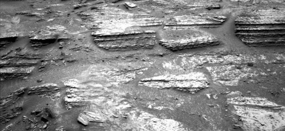 curiosity-blog,-sols-4941-4947:-(pin)stripes-on-the-fourth-of-july