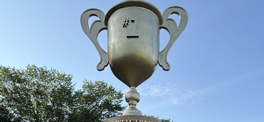 giant-iran-war-‘participation-trophy’-for-the-traitor-appears-on-national-mall