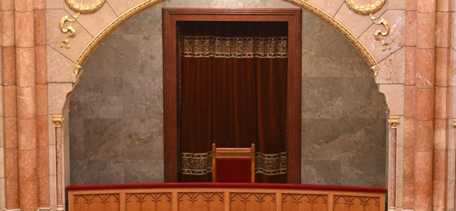 hungary’s-parliament-votes-to-oust-president-in-latest-anti-orban-move