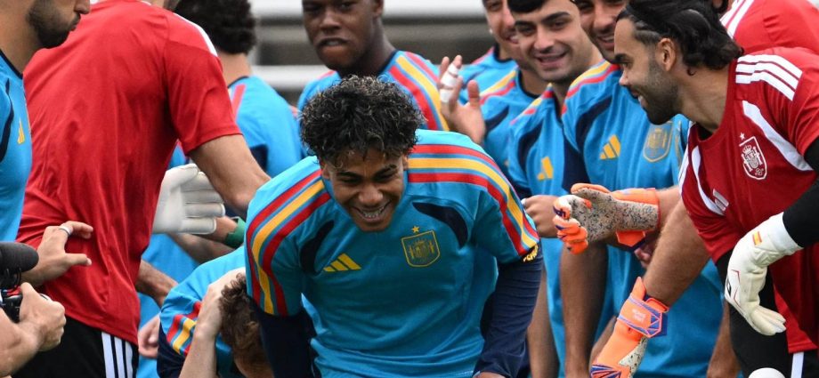 fila-india-para-yamal:-asi-celebro-espana-su-cumpleanos-en-el-entrenamiento-previo-a-la-semifinal