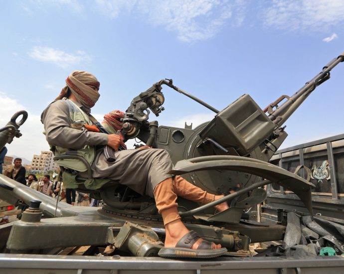leading-houthi-threatens-‘siege’-on-saudi-arabia-after-yemen-airport-attack